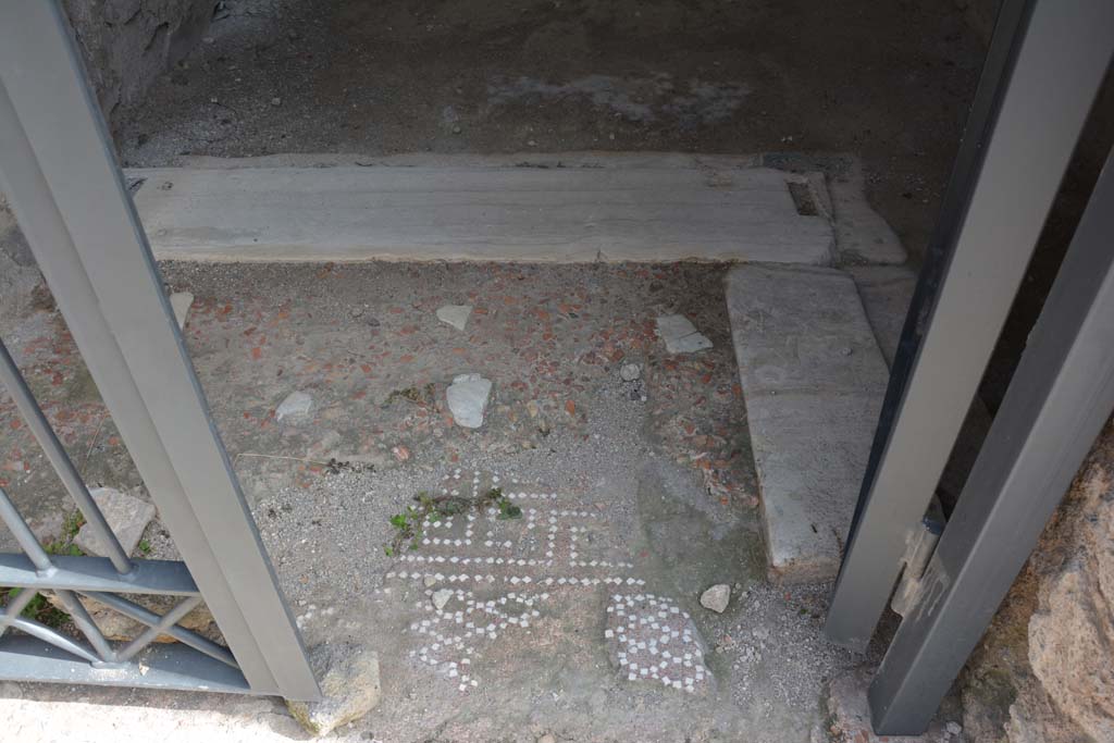I.8.17 Pompeii. March 2019. Looking east across doorway threshold in prothyrum 1. 
Foto Annette Haug, ERC Grant 681269 DÉCOR.
