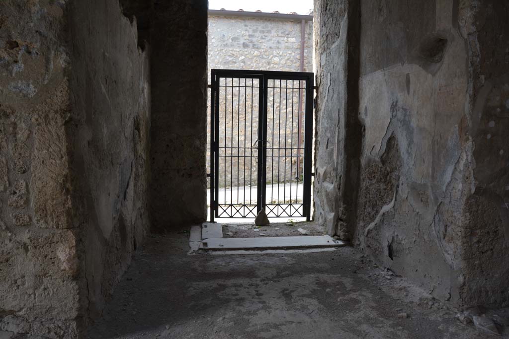 I.8.17 Pompeii. March 2019. Looking west to entrance doorway with north wall of vestibule 2, on right. 
Foto Annette Haug, ERC Grant 681269 DÉCOR.