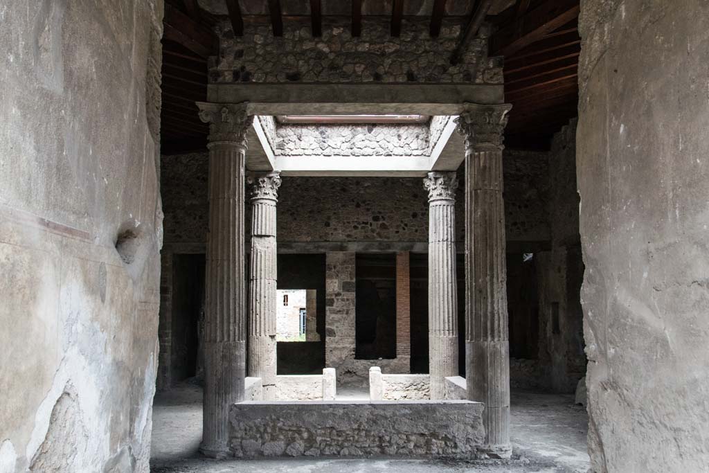 I.8.17 Pompeii. June 2018. Looking east along entrance corridor from entrance doorway. Photo courtesy of Johannes Eber.