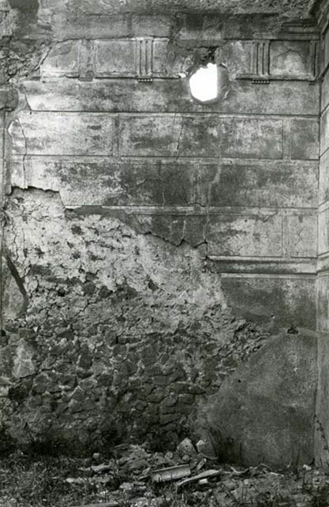 I.8.18 Pompeii. 1972. Domus of Balbus, atrium, E wall, by SE corners.  Photo courtesy of Anne Laidlaw.
American Academy in Rome, Photographic Archive. Laidlaw collection _P_72_24_6.