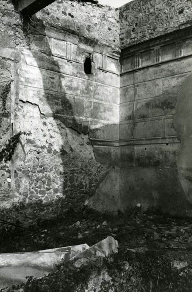 I.8.18 Pompeii. 1975. Domus of Balbus, atrium, SE corners. Photo courtesy of Anne Laidlaw.
American Academy in Rome, Photographic Archive. Laidlaw collection _P_75_3_1.