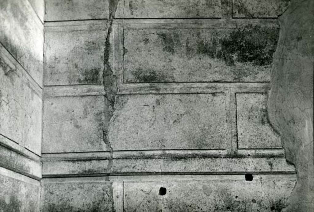 I.8.18 Pompeii. 1975. Domus of Balbus, atrium, detail S wall in SE corner.  Photo courtesy of Anne Laidlaw.
American Academy in Rome, Photographic Archive. Laidlaw collection _P_75_3_5.
