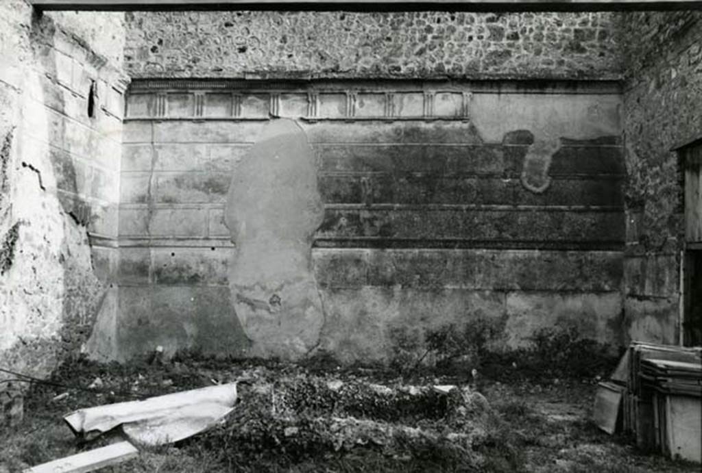 I.8.18 Pompeii. 1975. Domus of Balbus, atrium, right S wall, overall.  Photo courtesy of Anne Laidlaw.
American Academy in Rome, Photographic Archive. Laidlaw collection _P_75_3_2.