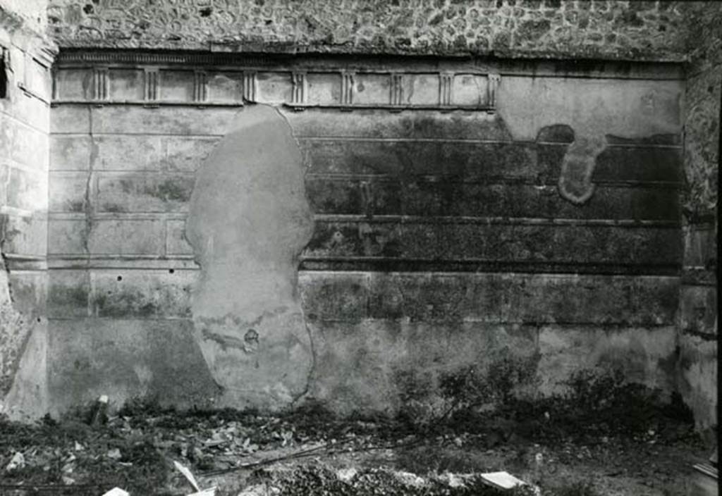 I.8.18 Pompeii. 1975. Domus of Balbus, atrium, right S wall, overall.  Photo courtesy of Anne Laidlaw.
American Academy in Rome, Photographic Archive. Laidlaw collection _P_75_3_3.