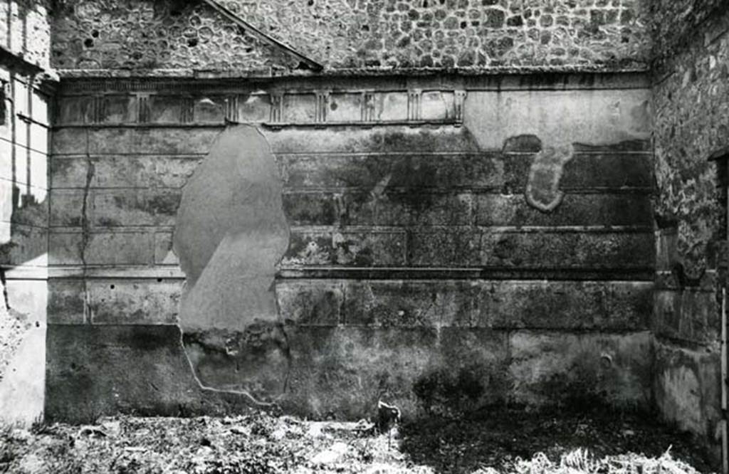 I.8.18 Pompeii. 1972. Domus of Balbus, atrium, S wall, overall view. Photo courtesy of Anne Laidlaw.
American Academy in Rome, Photographic Archive. Laidlaw collection _P_72_10_6.