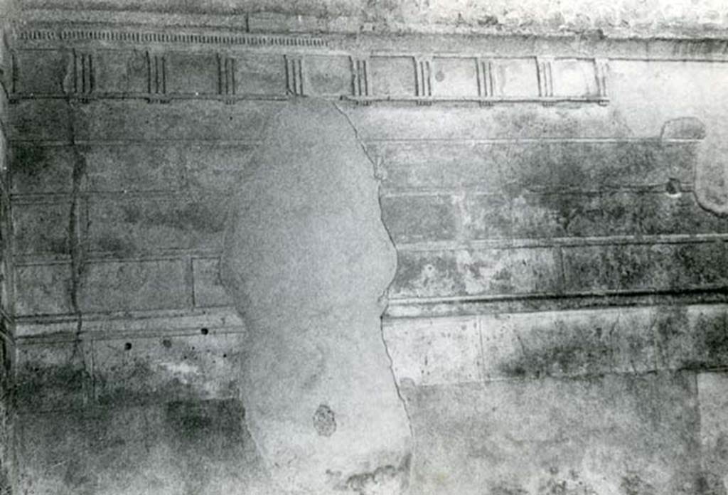 I.8.18 Pompeii. 1965. Domus of Balbus, atrium, S wall.  Photo courtesy of Anne Laidlaw.
American Academy in Rome, Photographic Archive. Laidlaw collection _P_65_2_4.