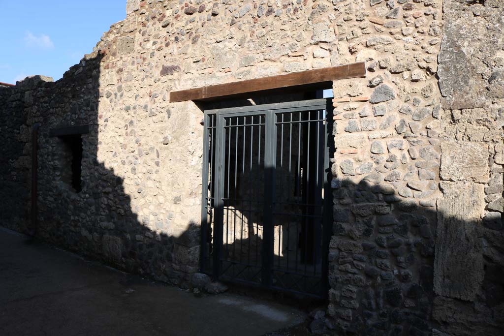 I.8.19 Pompeii. December 2018. 
Looking north towards window and entrance doorway on Vicolo dell’Efebo. Photo courtesy of Aude Durand.