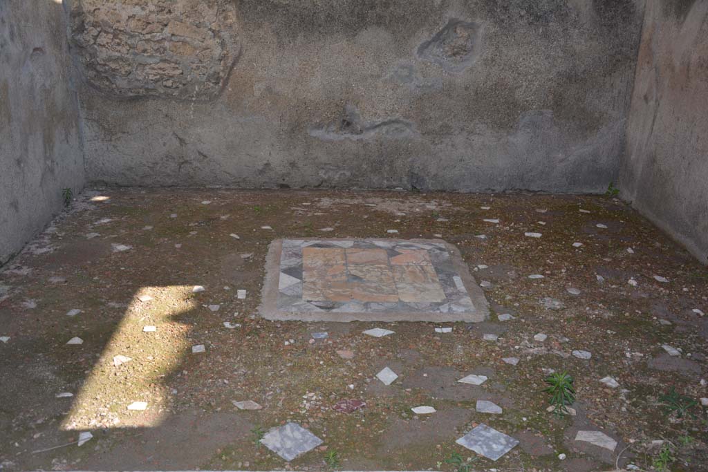 I.9.1 Pompeii. October 2019. Room10, looking east across flooring in ala.
Foto Annette Haug, ERC Grant 681269 DÉCOR.