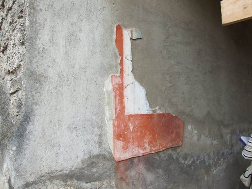 I.9.1 Pompeii. March 2009. 
Room 7, lower east wall of tablinum at north end, showing the remains of a red panel within which was a small architectural area.