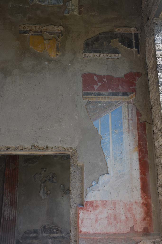 I.9.1 Pompeii. October 2019. 
Room 7, south end of east wall of tablinum, with doorway into triclinium.
Foto Annette Haug, ERC Grant 681269 DÉCOR.