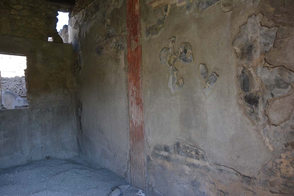 I.9.1 Pompeii. October 2019. Room 8, window in north wall into room 9, north-east corner and east wall of triclinium.
Foto Annette Haug, ERC Grant 681269 DÉCOR.