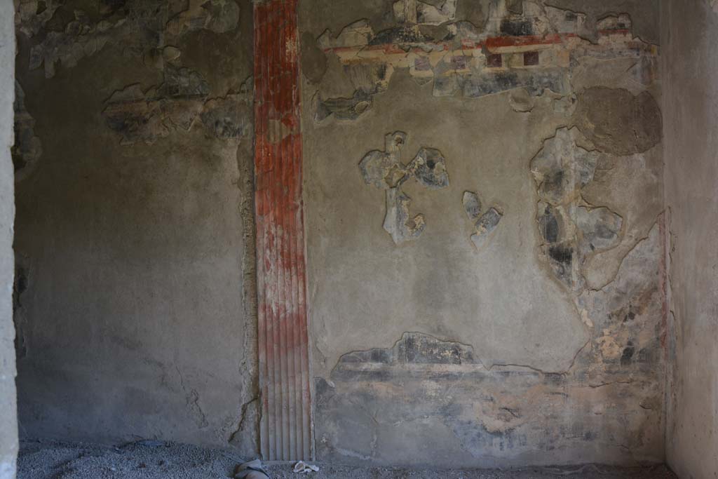 I.9.1 Pompeii. October 2019. Room 8, looking east through doorway from tablinum towards south end of east wall of triclinium
Foto Annette Haug, ERC Grant 681269 DÉCOR.