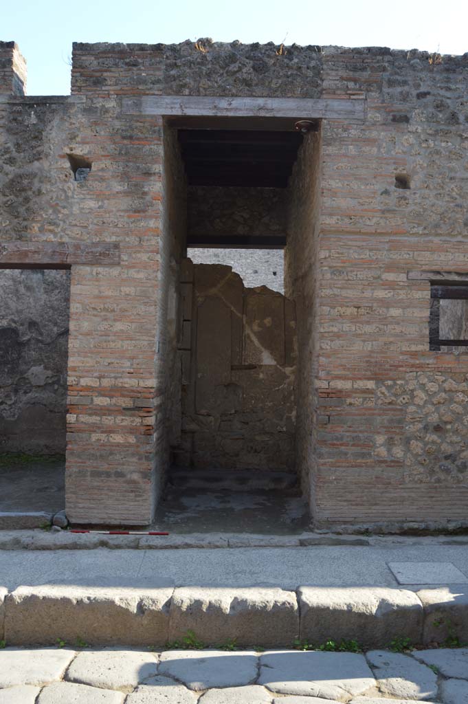 I.9.1 Pompeii. October 2017. 
Looking towards entrance doorway on south side of Via dell’Abbondanza.
Foto Taylor Lauritsen, ERC Grant 681269 DÉCOR.