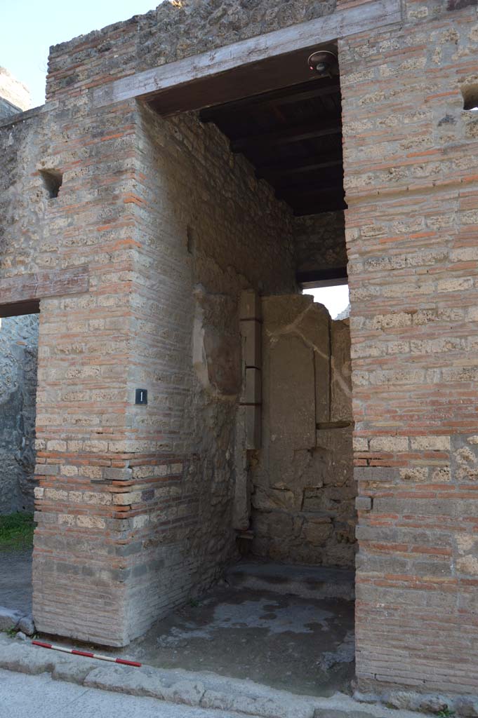 I.9.1 Pompeii. October 2017. Looking towards east side of entrance doorway.
Foto Taylor Lauritsen, ERC Grant 681269 DÉCOR.
