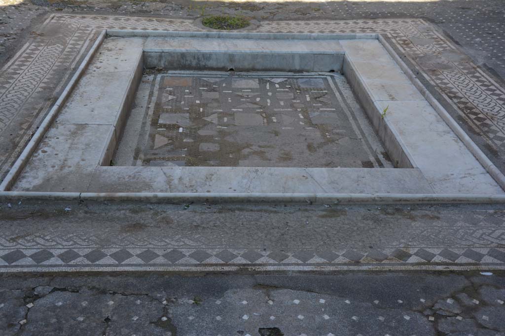 I.9.1 Pompeii. October 2019. Room 2, looking north across impluvium in atrium towards cistern-mouth at north end.
Foto Annette Haug, ERC Grant 681269 DÉCOR.