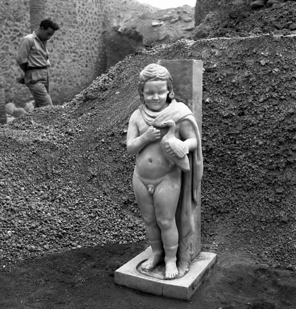 I.9.3 Pompeii. 1952. Room 6, garden area, north portico, during the excavation in 1952.
Statue of small boy with goose. SAP inventory number 20395. 
Photograph courtesy of Soprintendenza Speciale per i Beni Archeologici di Napoli e Pompei.