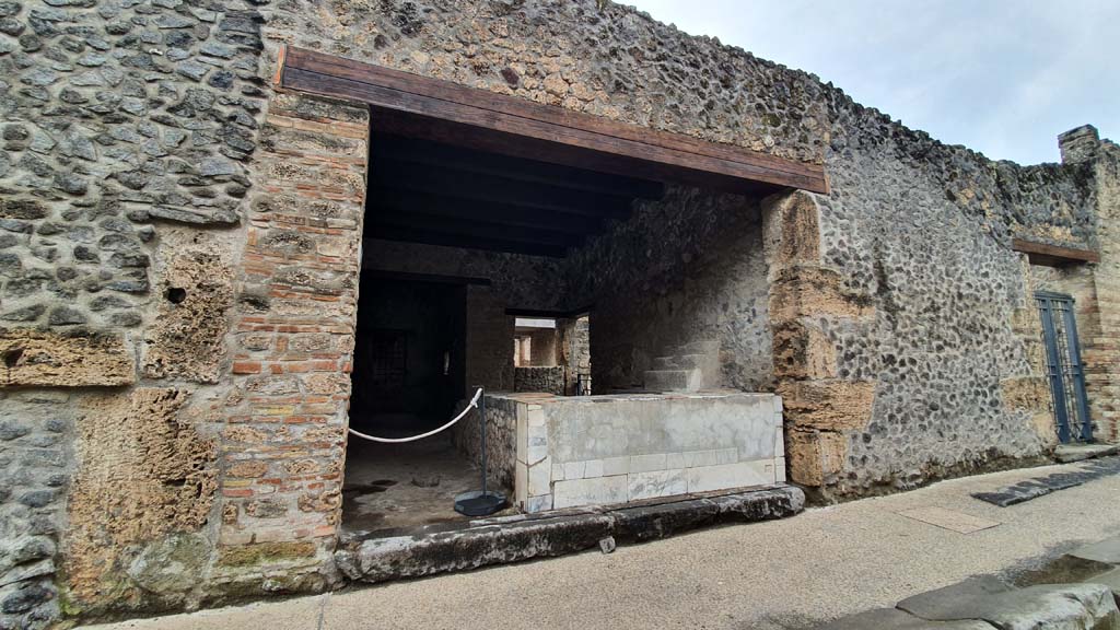 I.9.4 Pompeii. July 2021. Looking south to entrance doorway on Via dell’Abbondanza.
Foto Annette Haug, ERC Grant 681269 DÉCOR.