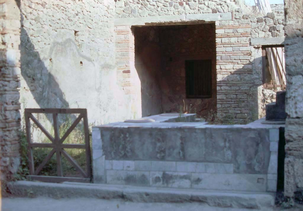 I.9.4 Pompeii, 1971. Looking towards entrance doorway on south side of Via dell’Abbondanza.
Photo courtesy of Rick Bauer, from Dr George Fay’s slides collection.