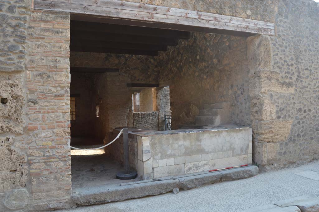 I.9.4 Pompeii. October 2017. Looking south-west towards entrance doorway.
Foto Taylor Lauritsen, ERC Grant 681269 DÉCOR.