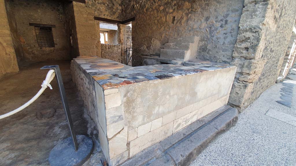 I.9.4 Pompeii. July 2021. Looking south-west across marble topped counter.
Foto Annette Haug, ERC Grant 681269 DÉCOR.