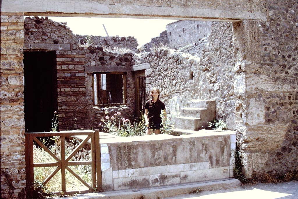 I.9.4 Pompeii. 1971. Entrance doorway and front of counter. Photo by Stanley A. Jashemski.
Source: The Wilhelmina and Stanley A. Jashemski archive in the University of Maryland Library, Special Collections (See collection page) and made available under the Creative Commons Attribution-Non-Commercial License v.4. See Licence and use details.
J71f0155