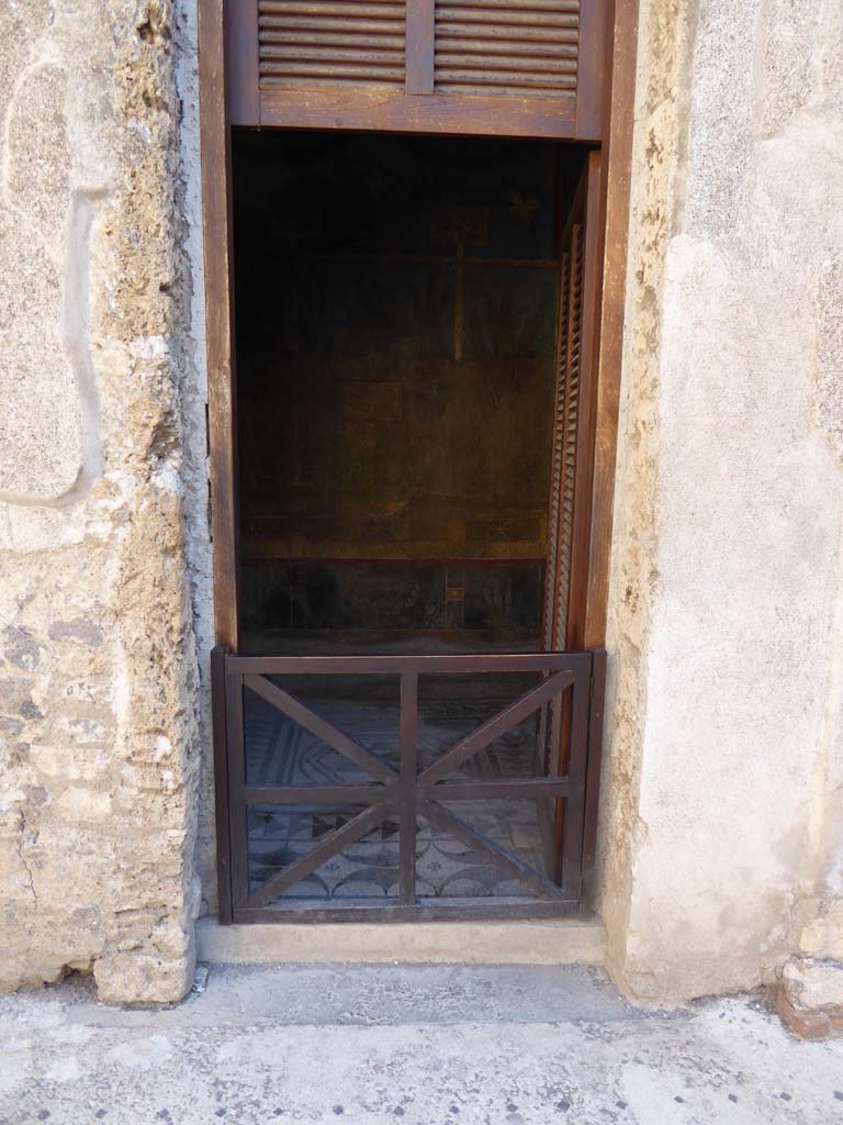 I.9.5 Pompeii. September 2017.  Room 5, looking east through doorway and across floor mosaic.
Foto Annette Haug, ERC Grant 681269 DÉCOR.
