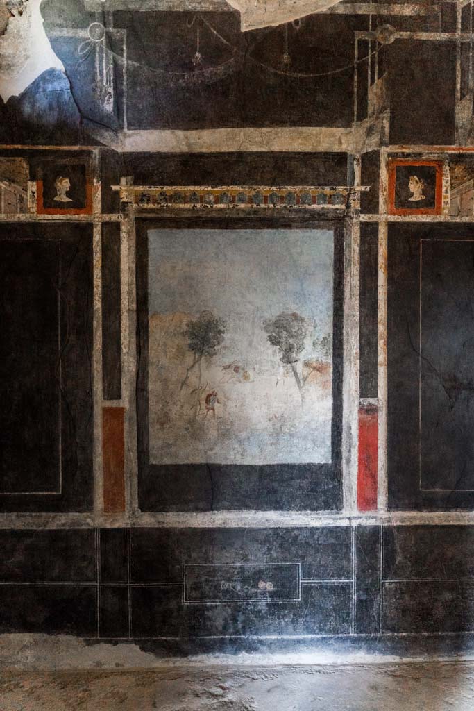 I.9.5 Pompeii. April 2022. 
Room 10, north wall of triclinium. Painting of the War under Troy or Seven against Thebes.
Photo courtesy of Johannes Eber.