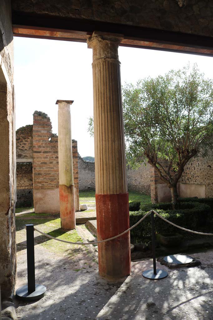 I.9.5Pompeii. December 2018. 
Looking south along east portico. Photo courtesy of Aude Durand.