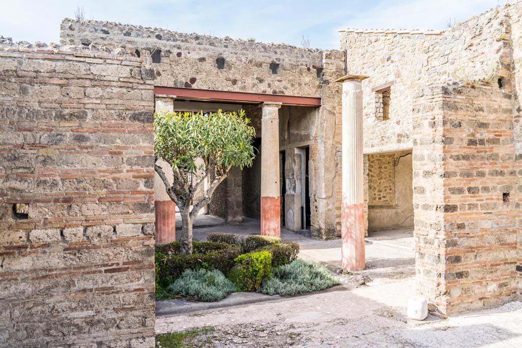 I.9.5 Pompeii. April 2022. 
Room 17, looking north-east through doorway of triclinium towards portico. Photo courtesy of Johannes Eber.