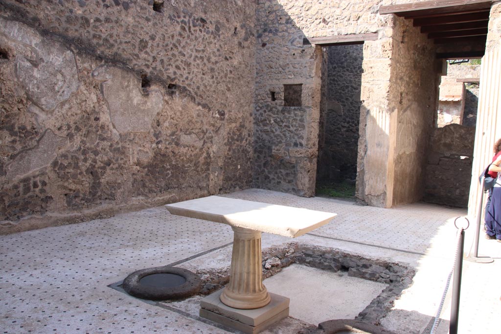 I.9.5 Pompeii. October 2023. 
Looking north-west across atrium towards doorway to room 2, next to entrance corridor, on right. Photo courtesy of Klaus Heese.