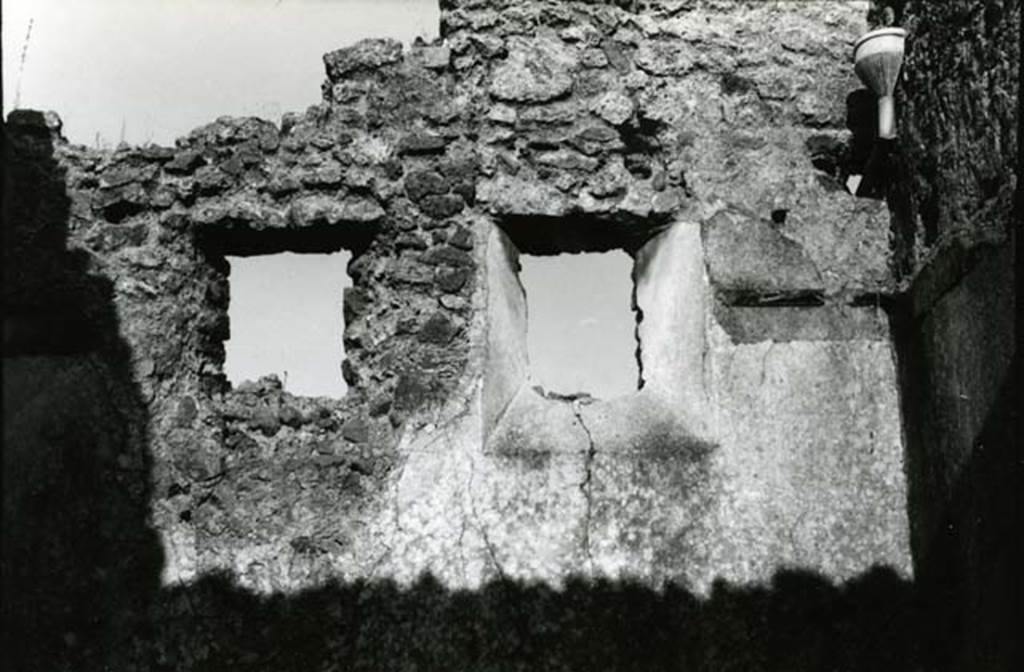 I.9.6 Pompeii. 1975. Taberna, E wall, upper part. Photo courtesy of Anne Laidlaw.
American Academy in Rome, Photographic Archive. Laidlaw collection _P_75_5_19.