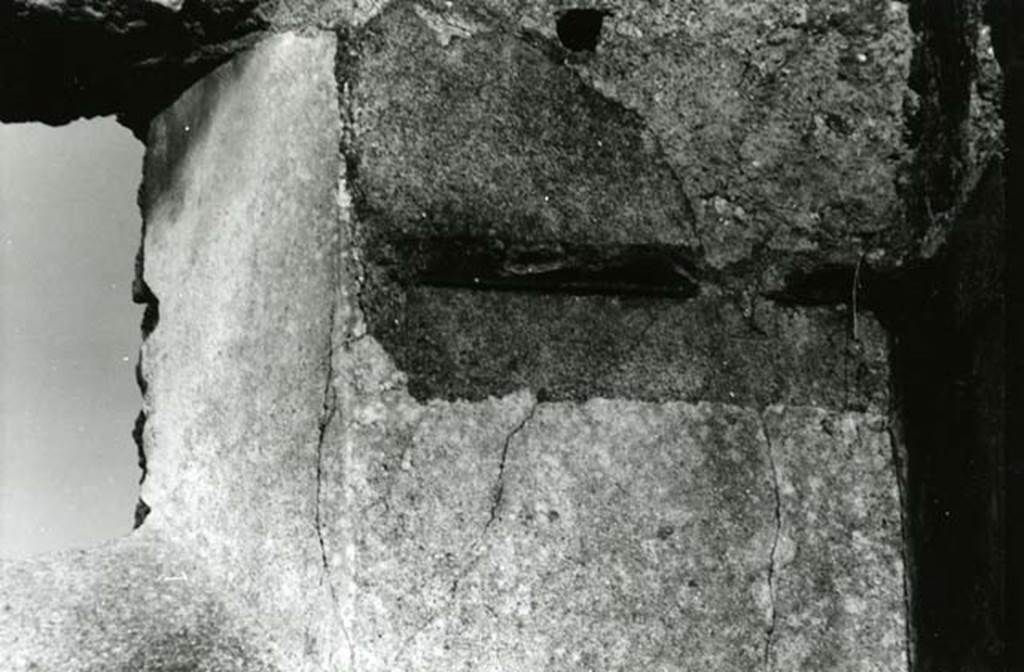 I.9.6 Pompeii. 1975. Taberna, left E wall, detail showing finish of cyma reversa by window.  Photo courtesy of Anne Laidlaw.
American Academy in Rome, Photographic Archive. Laidlaw collection _P_75_5_20.