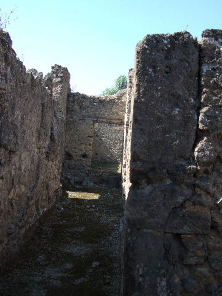 I.9.9 Pompeii.  September 2005. Looking west along corridor leading to rear.