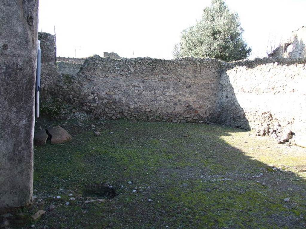 I.9.10 Pompeii. December 2006. Looking west across garden, from site of east portico.