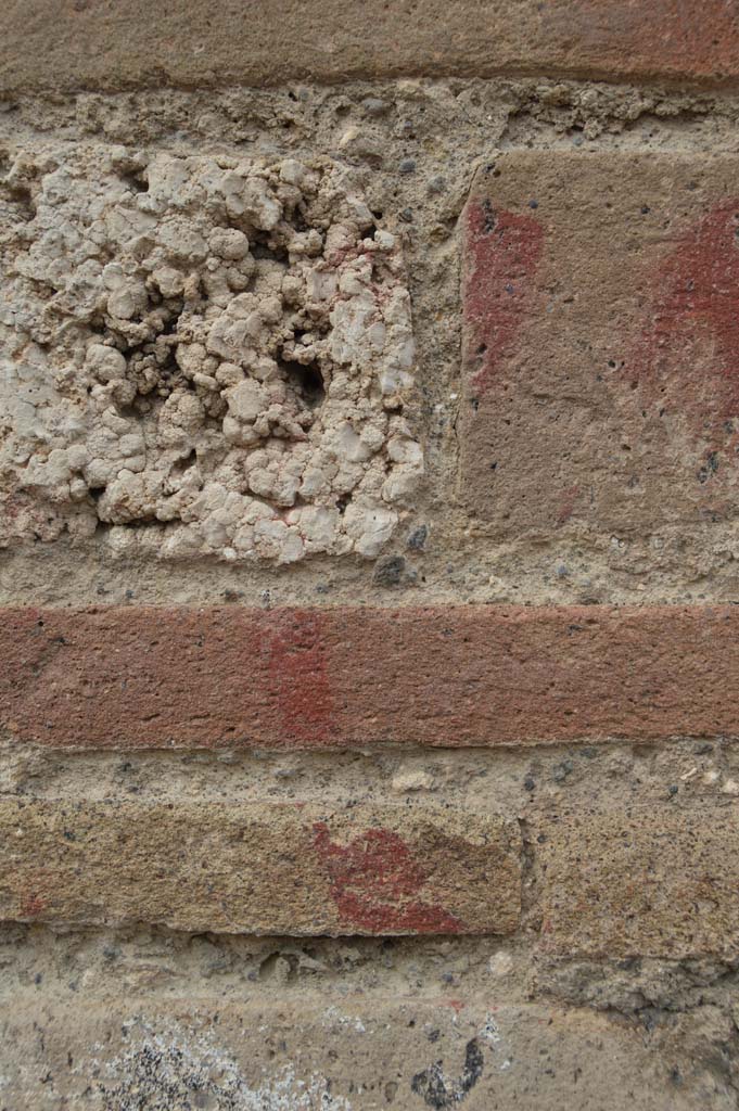 I.9.11 Pompeii. October 2017. Detail from masonry on pilaster.
Foto Taylor Lauritsen, ERC Grant 681269 DÉCOR.