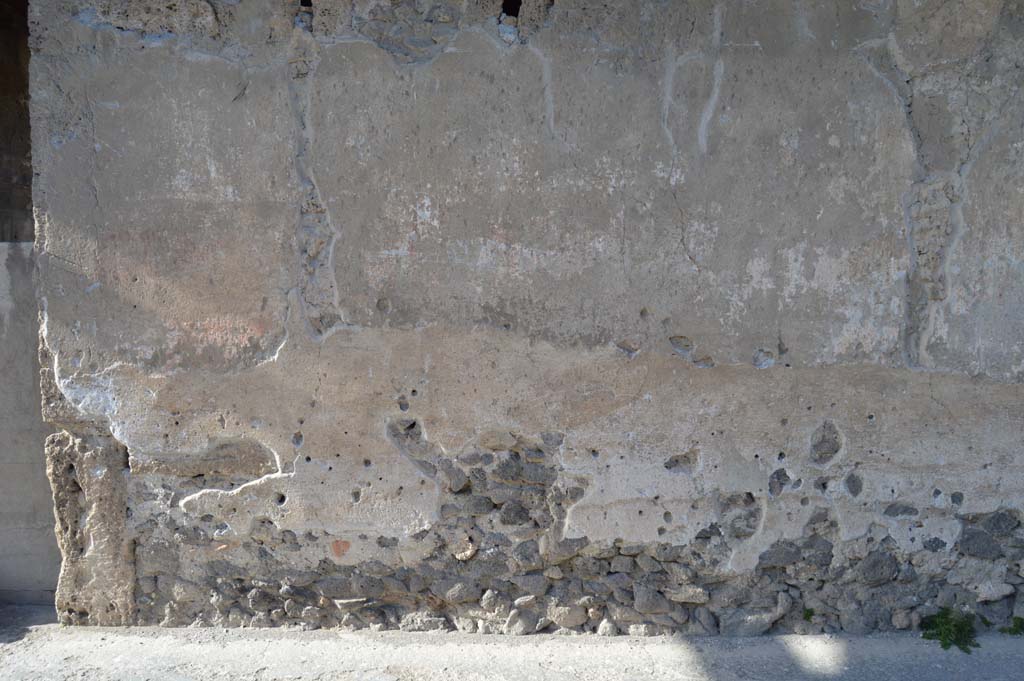 I.9.13 Pompeii. March 2019. Detail of wall of lower front façade, on east side of entrance doorway.
Foto Taylor Lauritsen, ERC Grant 681269 DÉCOR.