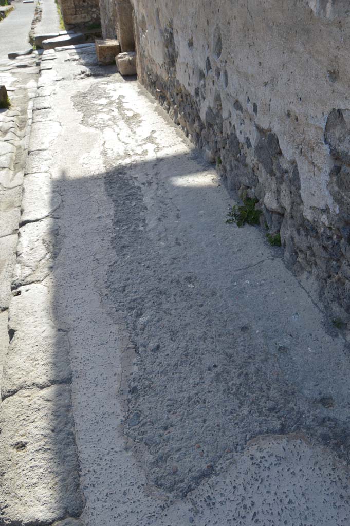I.9.13 Pompeii. March 2019. Looking west along lower front wall and pavement.
Foto Taylor Lauritsen, ERC Grant 681269 DÉCOR.