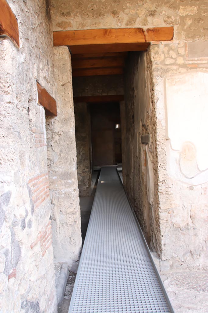 I.9.14 Pompeii. October 2022. 
Corridor, looking south, on south side of doorway to room 4 (on left). Photo courtesy of Klaus Heese.