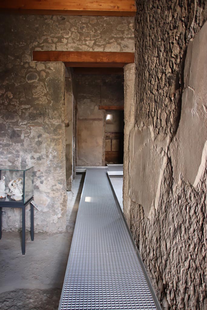 I.9.14 Pompeii. October 2022. 
Room 5, south wall, with continuation of corridor towards atrium. Photo courtesy of Klaus Heese.