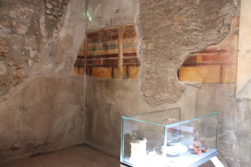 I.9.14 Pompeii. October 2022. Room 10, looking towards south-east corner and south wall.  Photo courtesy of Klaus Heese.
