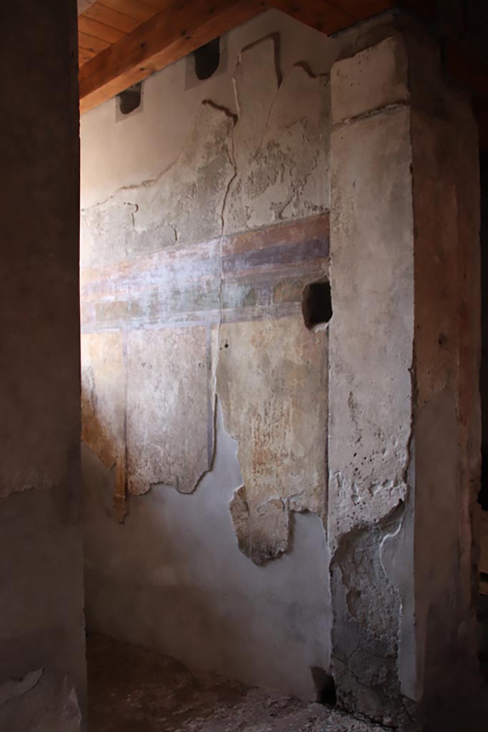 I.9.14 Pompeii. October 2022. 
Room 14, west wall of entrance corridor/fauces. Photo courtesy of Klaus Heese.