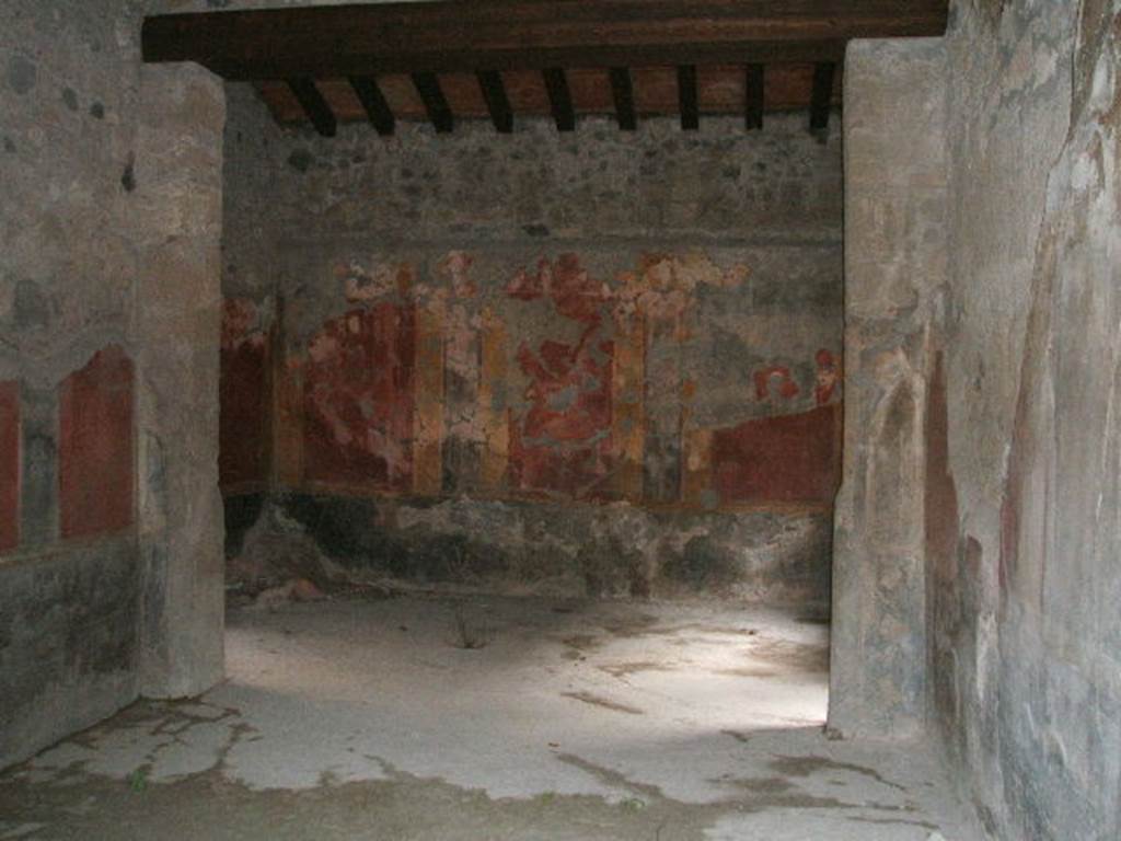 I.10.1 Pompeii. December 2004. Looking south across atrium, from entrance.
At the south end, on the left is a cubiculum. On the right, is the small uncovered courtyard, kitchen and latrine.