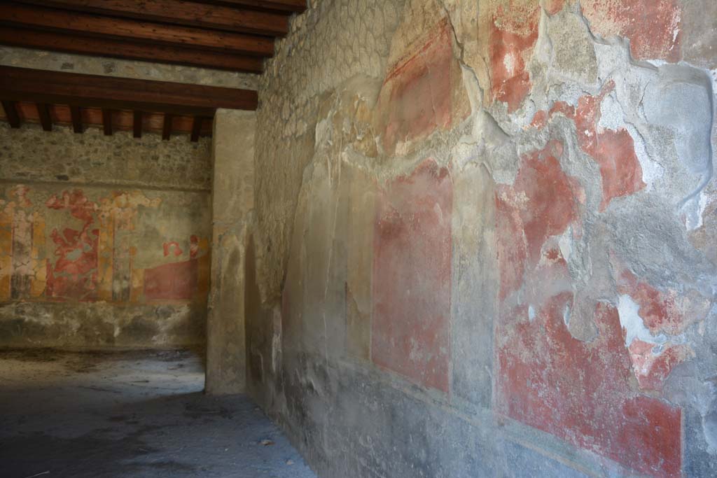 I.10.1 Pompeii. April 2017. Looking along west wall of entrance room, from entrance doorway.
Photo courtesy Adrian Hielscher.