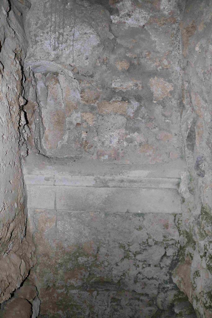 I.10.1 Pompeii. December 2018. 
South wall, with niche above latrine. Photo courtesy of Aude Durand.