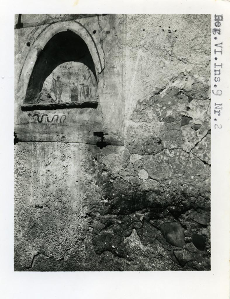 I.10.3 Pompeii but shown on photo as VI.9.2. Pre-1937-39. East wall of fauces with lararium niche.
Photo courtesy of American Academy in Rome, Photographic Archive. Warsher collection no. 021.