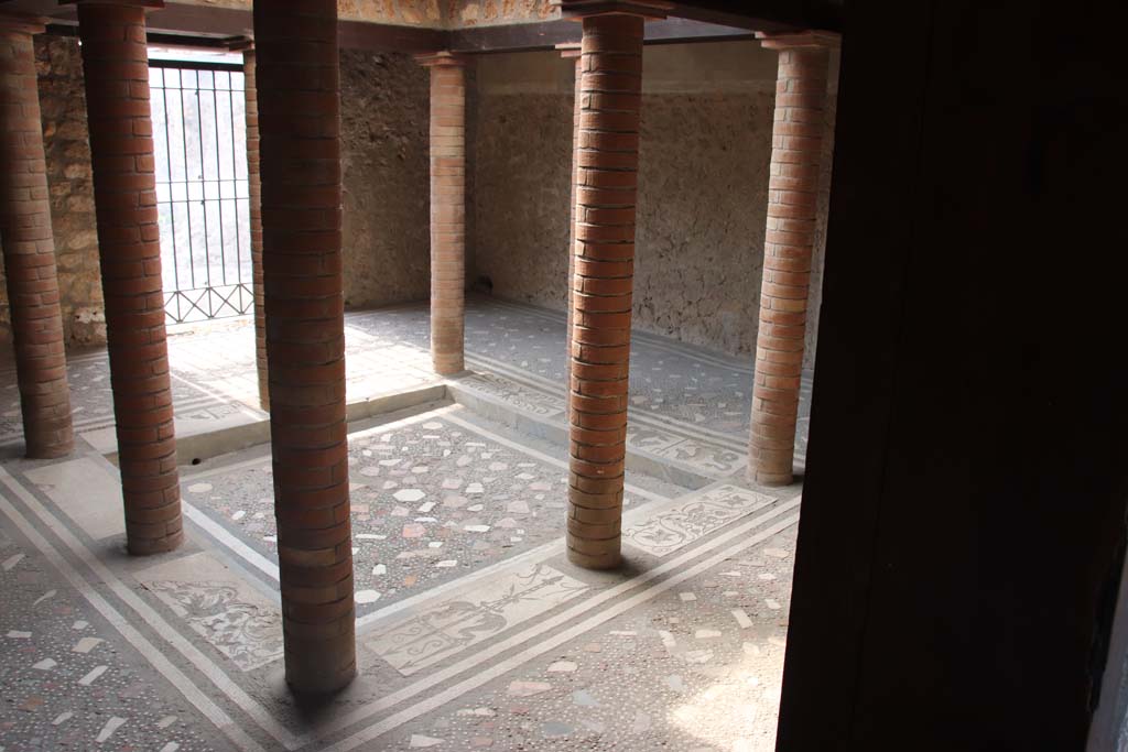 I.10.4 Pompeii. September 2021. 
Room 46, looking through doorway into atrium with impluvium with columns. Photo courtesy of Klaus Heese.