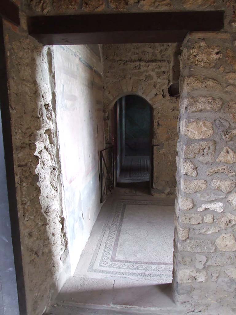 I.10.4 Pompeii. December 2006. 
Doorway to room 47 from room 46. Entrance to tepidarium with arched calidarium entrance beyond.