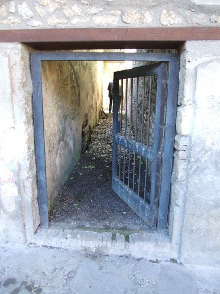 I.10.4 Pompeii. March 2009. Entrance to corridor M. Entrance from peristyle to kitchen and garden area.