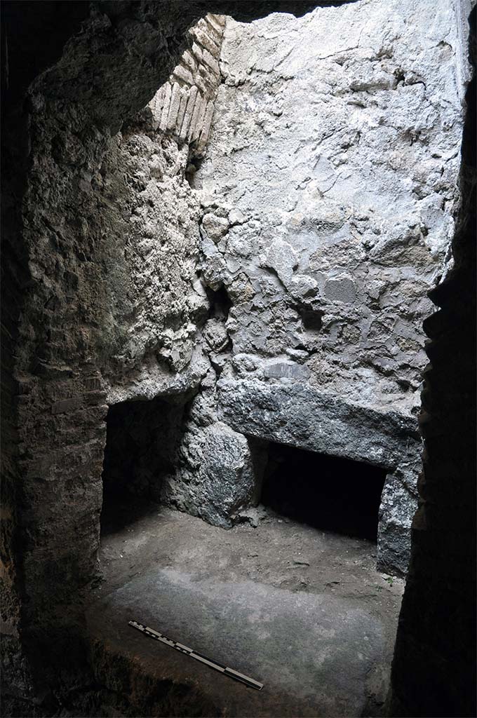 Fig. 1 – Pompéi, Casa del Menandro – Mur diaphragme, autel (/table) et bouche du four situé dans le cryptoportique.
Cliché : A. Coutelas / EFR. Utilisation soumise à CC-BY-NC-SA 4.0
