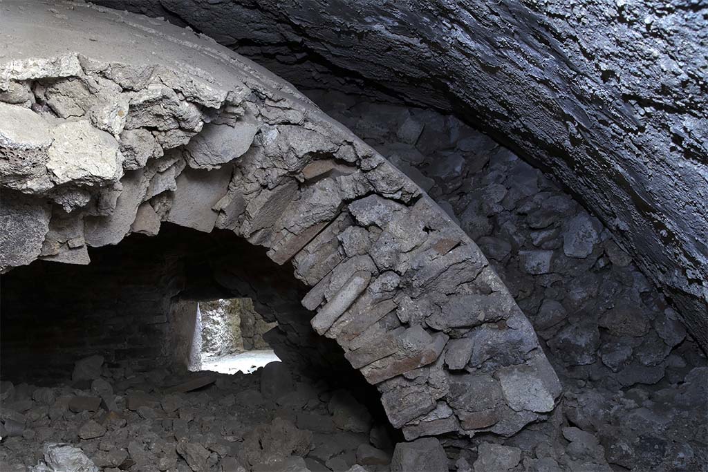 Fig. 4 – Pompéi, Casa del Menandro – Coupe sur la coupole du four.
Le parement interne et le parement externe ont été construits avec deux techniques différentes.
Cliché : Fr. Pauvarel / EFR. Utilisation soumise à CC-BY-NC-SA 4.0